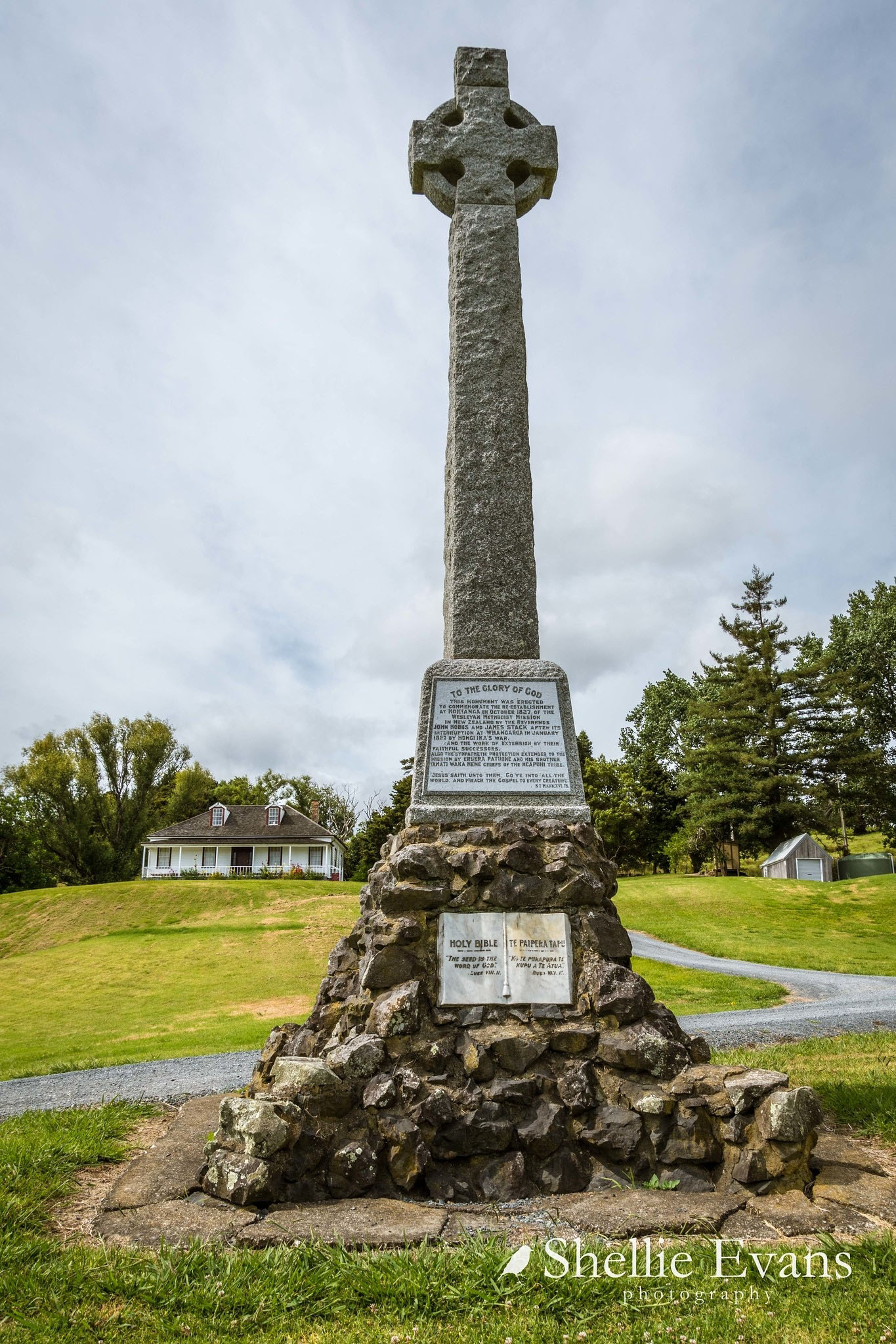 Māngungu, Hōreke. Memorial Cross with Māngungu Mission House in the background. CC BY-NC-ND 2.0 Image courtesy of www.flickr.com