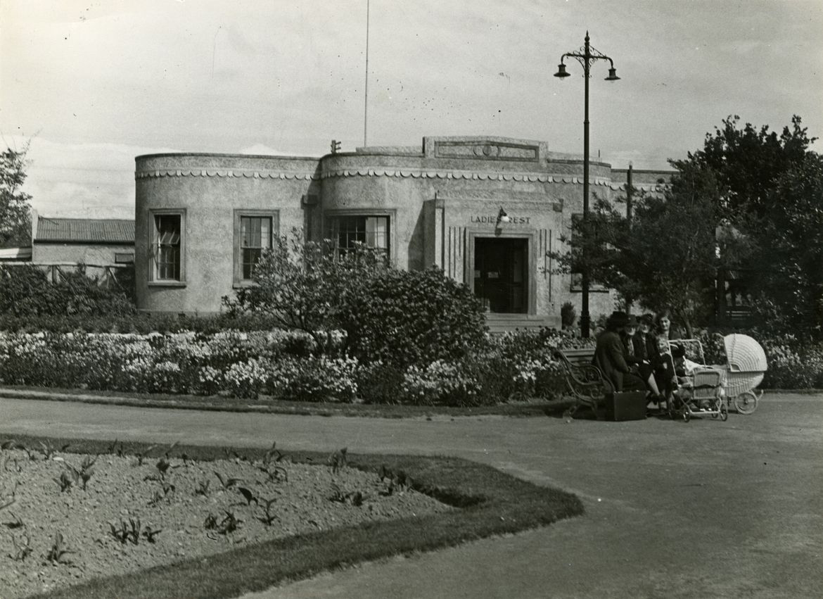 Ladies' Rest, The Square, Palmerston North. c.1939 Palmerston North City Library Public Photography Collection Bm 5 Dig ID: 2008P_Bm5_BUI_1958